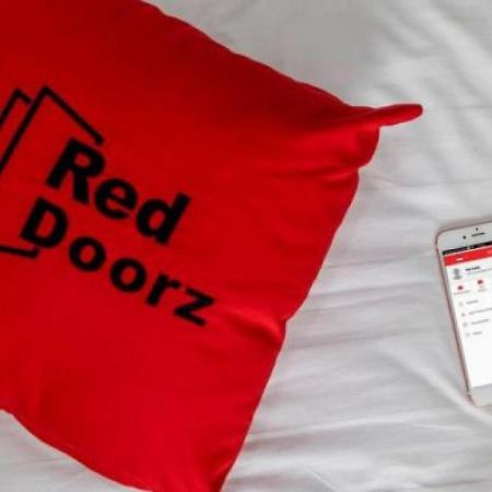 Отель Reddoorz Syariah Near Rs Pirngadi Медан Экстерьер фото