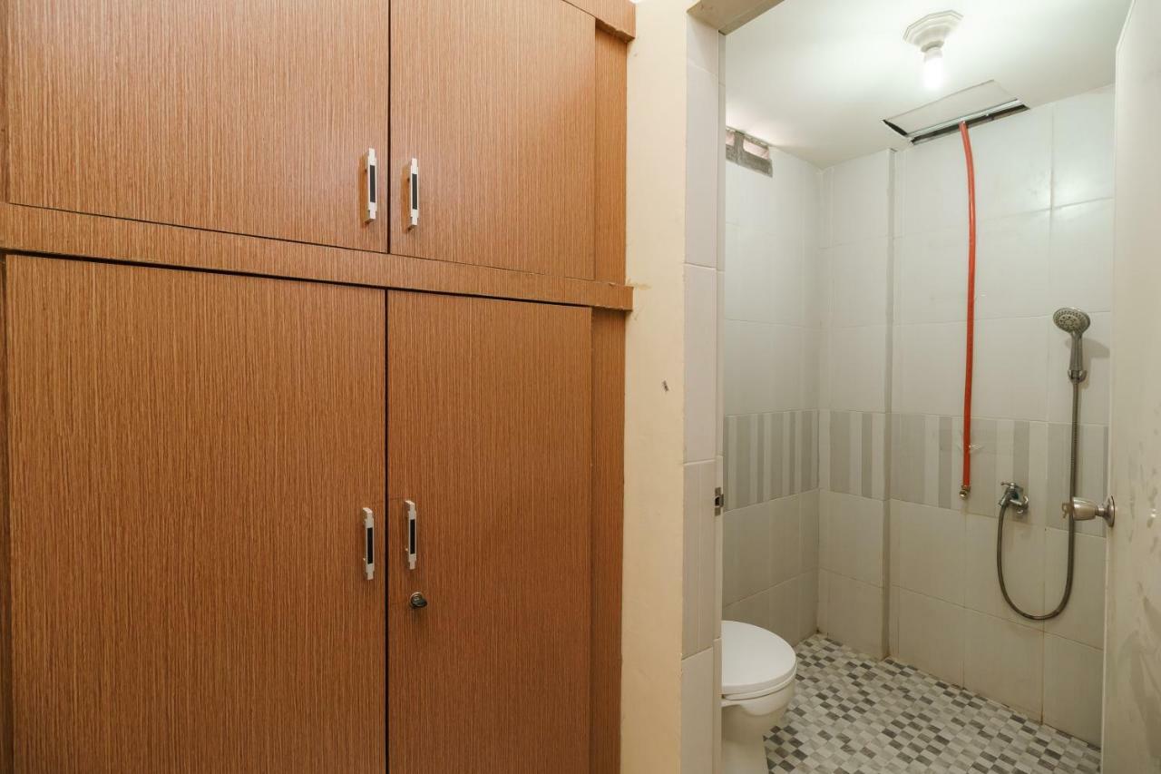 Отель Reddoorz Syariah Near Rs Pirngadi Медан Экстерьер фото